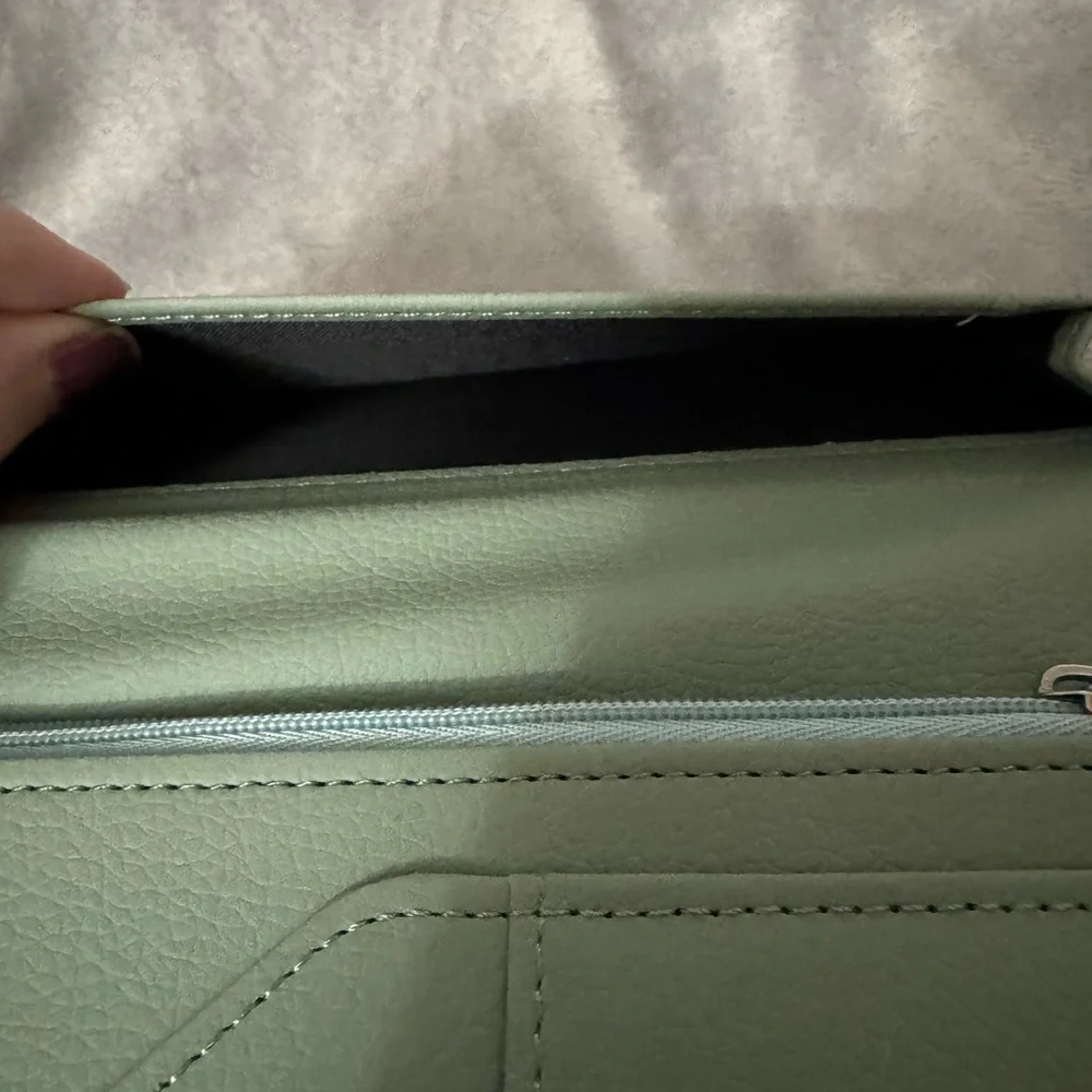 Cobak Sage Green Compact Leather Organizer With Pockets And Zip Money Pocket - Picture 5 of 8
